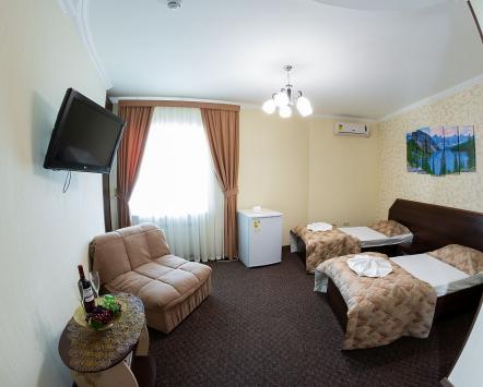 Комната недорогой гостиницы в Симферополе