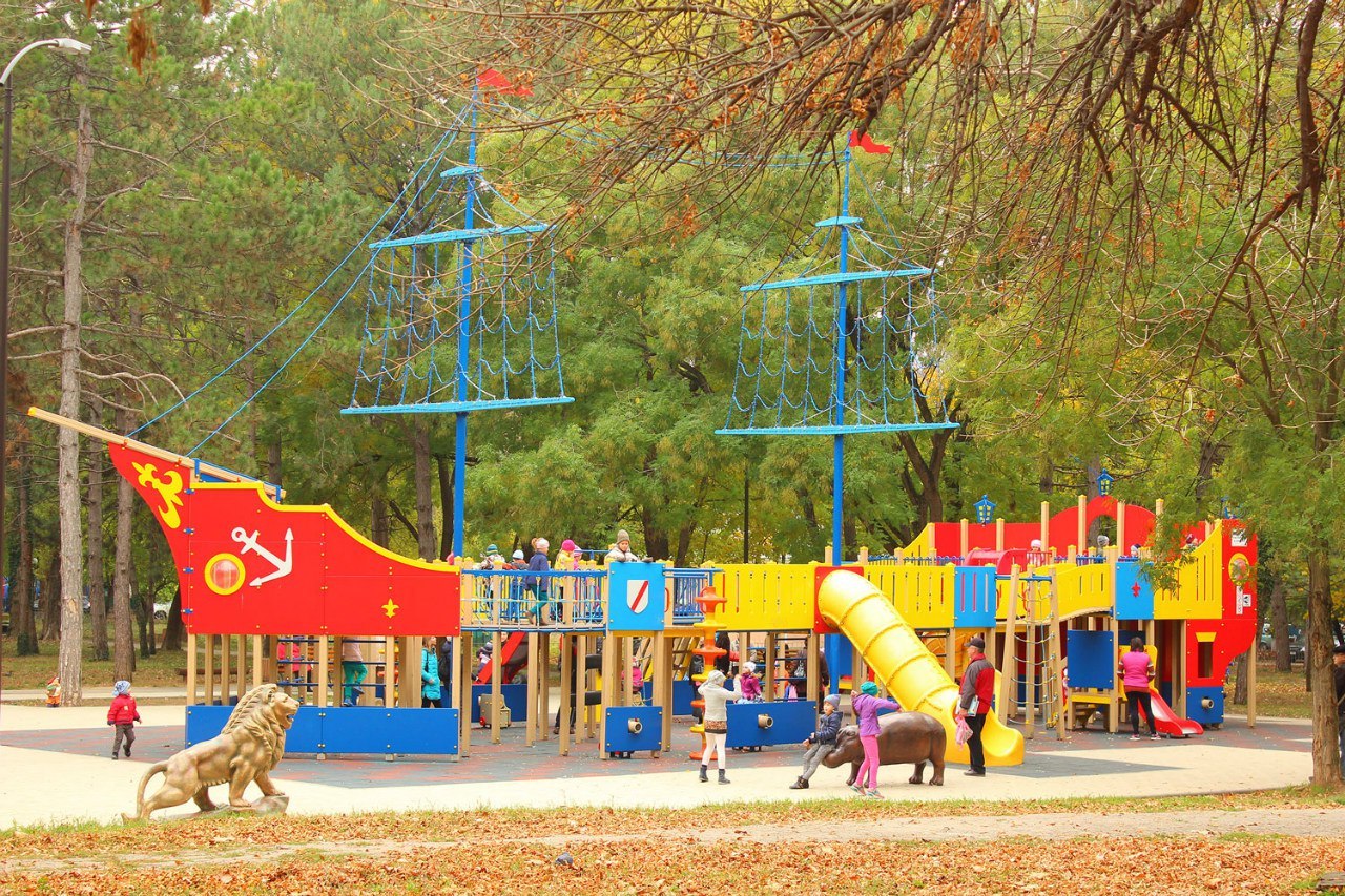 Площадка для игр в Детском парке в Симферополе