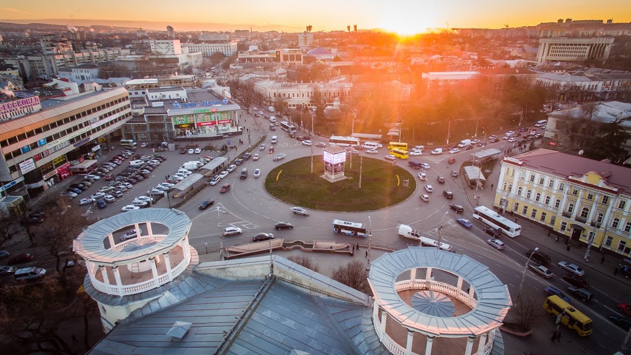 Кольцо на проспекте Кирова, снятое сверху со здания кинотеатра Симферополь