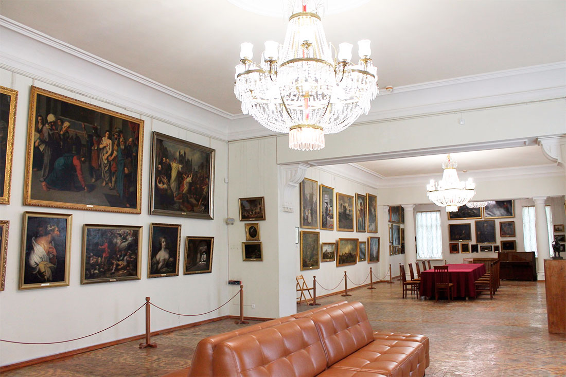 Симферопольский художественный музей внутри, Крым, Симферополь