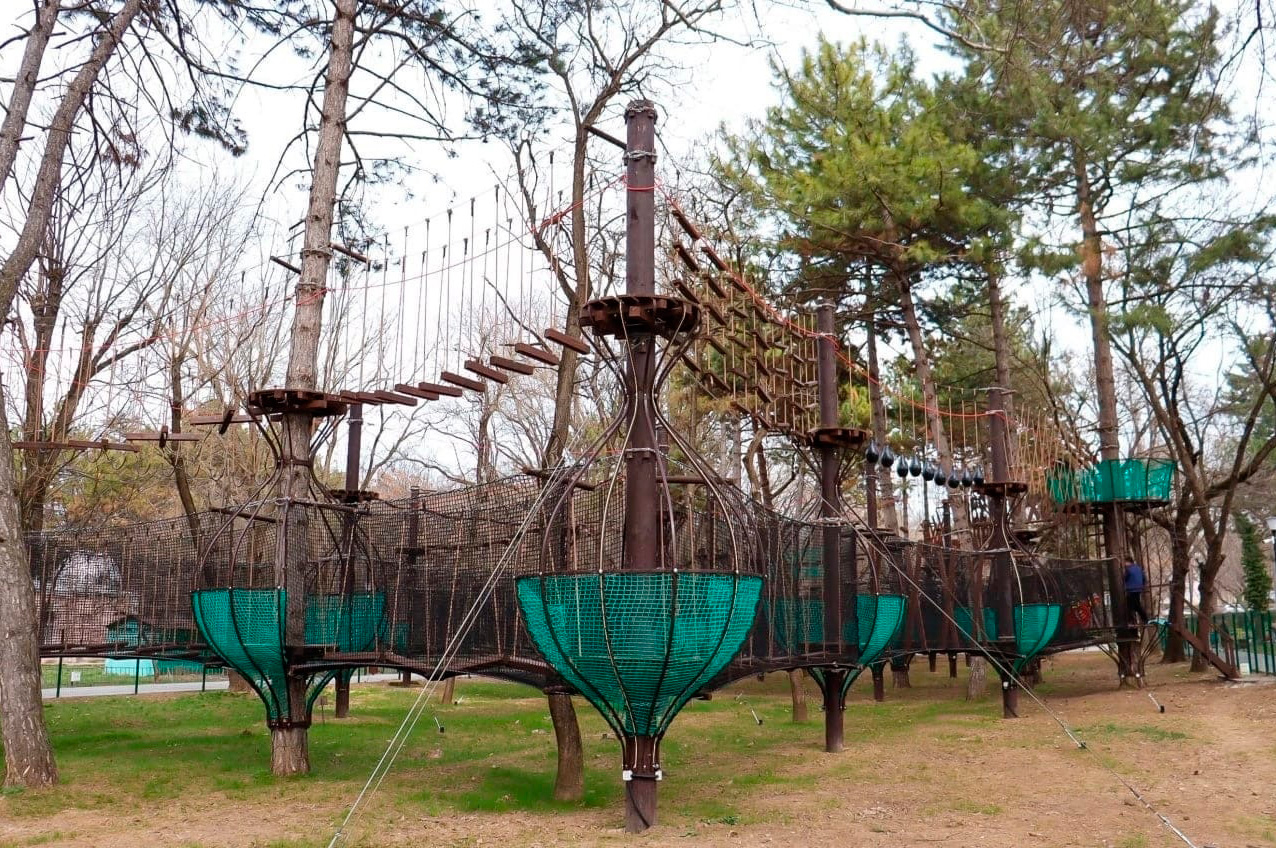 Веревочный аттракцион в Детском парке в Симферополе